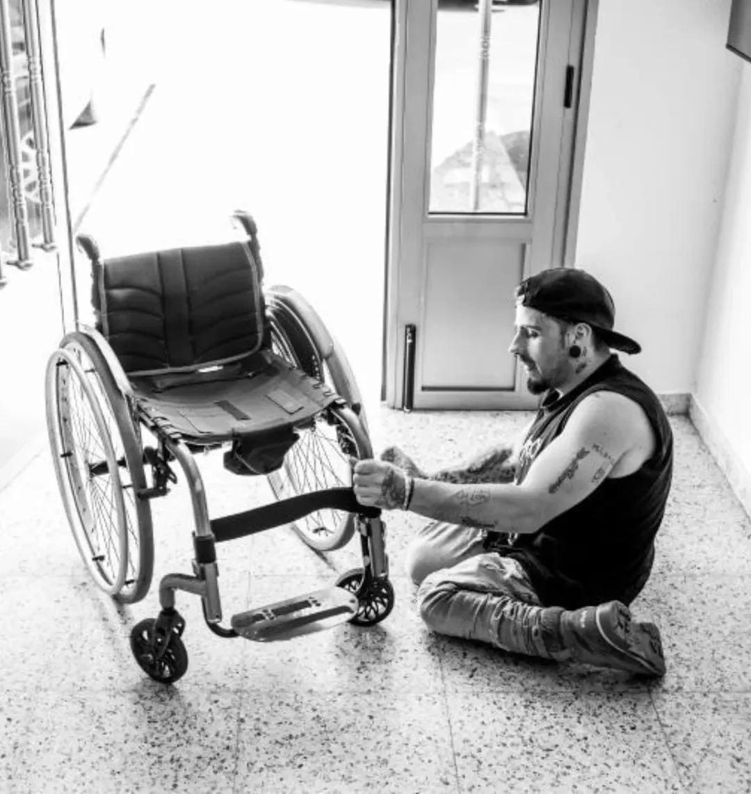 Un proyecto de vida: 'Por mis ruedas', la marca de ropa de Mario Becerra, un joven con espina bífida