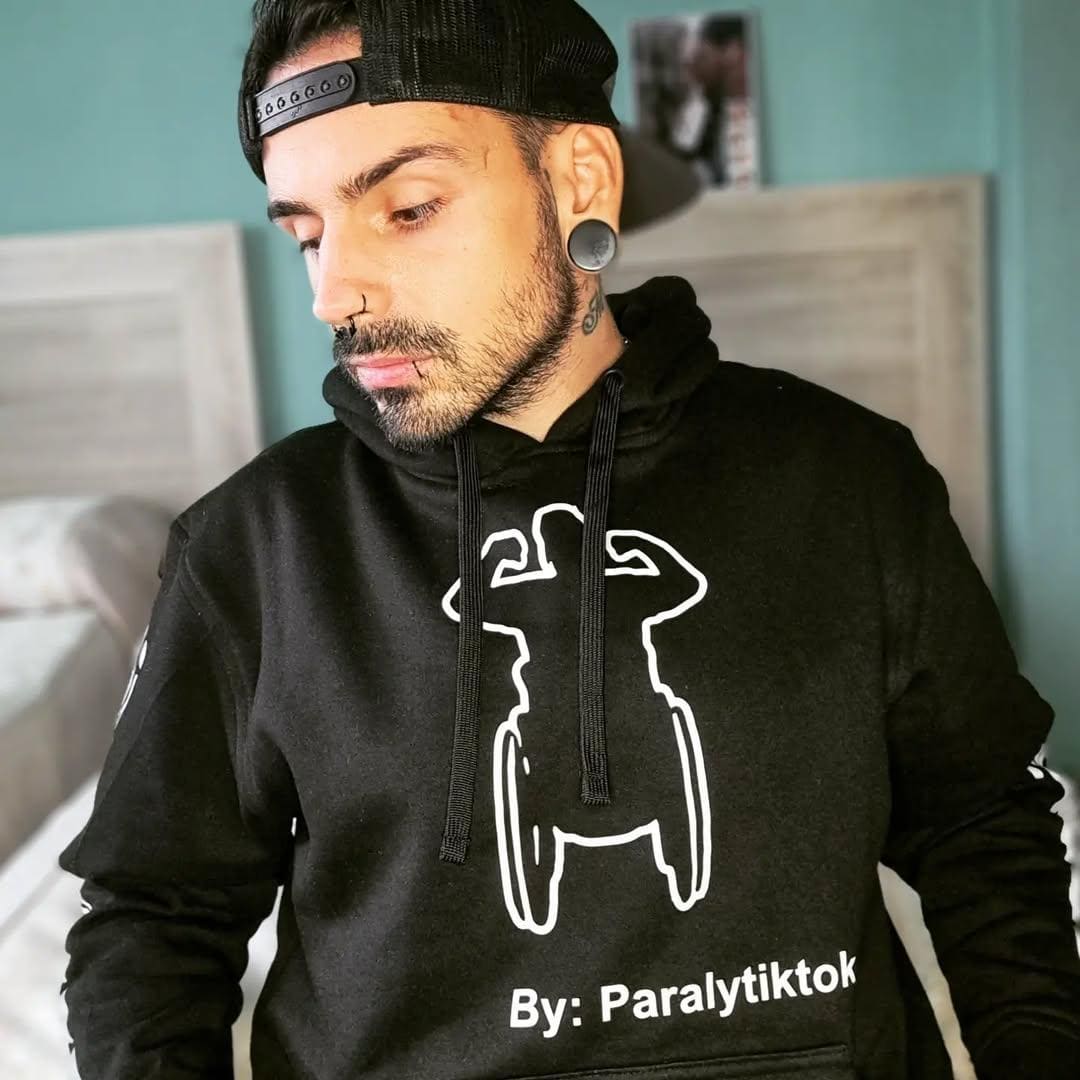 Un proyecto de vida: 'Por mis ruedas', la marca de ropa de Mario Becerra, un joven con espina bífida