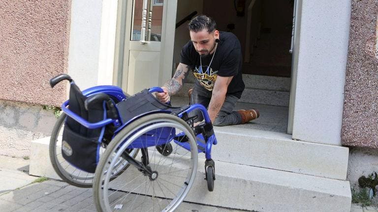 Un proyecto de vida: 'Por mis ruedas', la marca de ropa de Mario Becerra, un joven con espina bífida