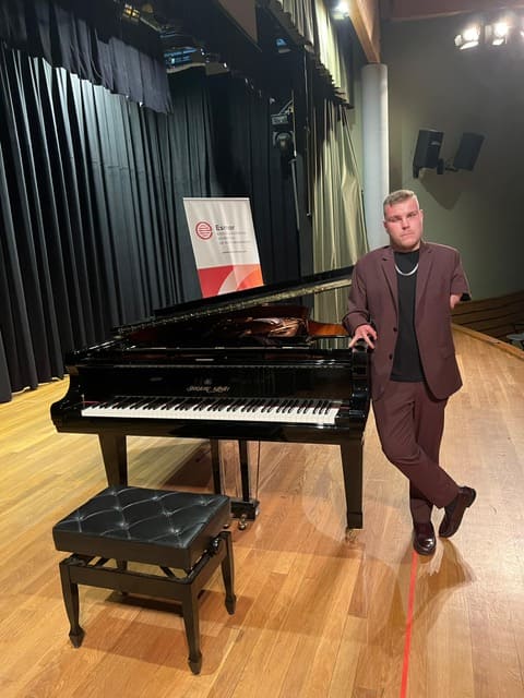 El desafío a los límites de la vida de Pepe García: pianista profesional y esquiador de élite con discapacidad física y visual