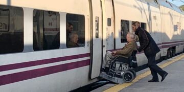 Adif Acerca asistencia personas con movilidad reducida