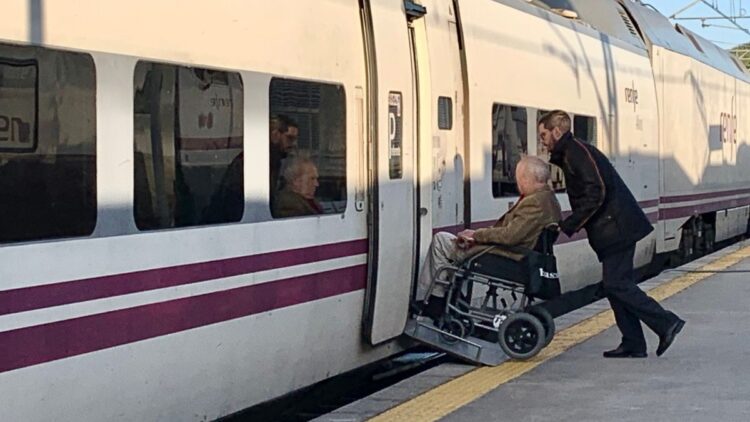 Adif Acerca asistencia personas con movilidad reducida
