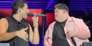 Sebastián Yatra cantando junto a Tomás Mazza, influencer con síndrome de Down