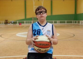 Antón, un joven con discapacidad y jugador de baloncesto adaptado: "En las paralimpiadas nacen los superhéroes"