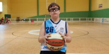 Antón, un joven con discapacidad y jugador de baloncesto adaptado: "En las paralimpiadas nacen los superhéroes"