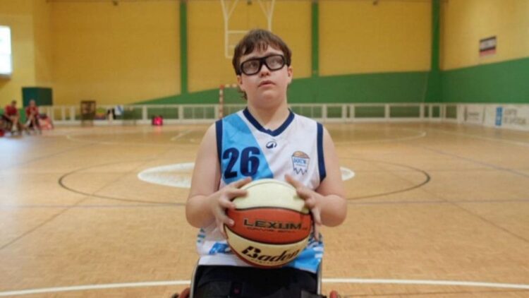 Antón, un joven con discapacidad y jugador de baloncesto adaptado: "En las paralimpiadas nacen los superhéroes"
