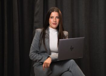 Eva Egea, empresaria y madre de Adrián, un niño sordo: "Llamarle y no ver reacción nos rompía el corazón"