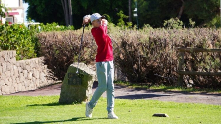 Javier de Bethencourt, un joven golfista con artritis reumatoide: una historia de "resiliencia fuera de lo común"