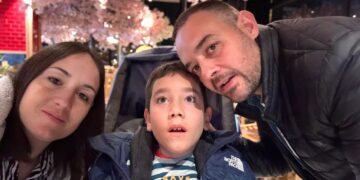 La batalla de Adrián contra la distrofia neuroaxonal infantil, una enfermedad devastadora que le roba la sonrisa