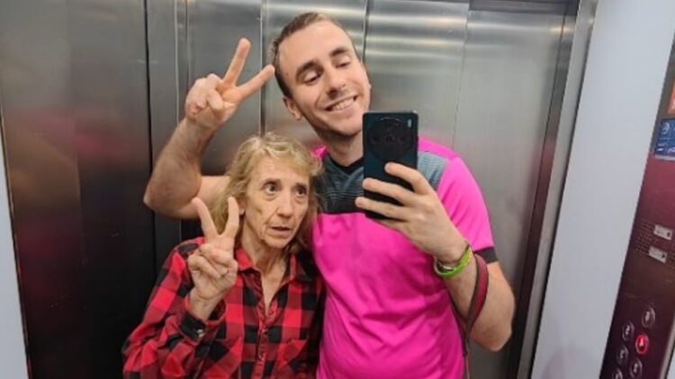 Luis Lozano junto a su madre, diagnosticada con Alzheimer