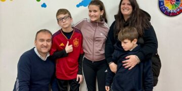 Marian, madre de tres hijos con Ataxia de Friedreich: "Soy feliz con mi vida; la familia es lo más importante, y eso lo tengo"