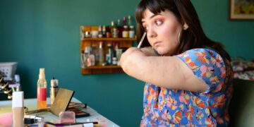 Paloma López, maquilladora sin brazos debido a una meningitis: mirar la discapacidad desde la posibilidad
