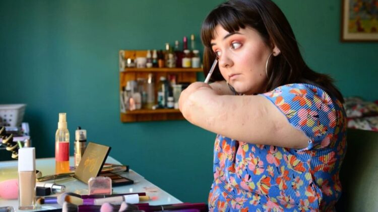 Paloma López, maquilladora sin brazos debido a una meningitis: mirar la discapacidad desde la posibilidad