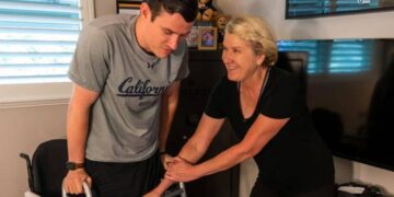 Rob Paylor, joven con lesión medular, logra ponerse de pie sólo tras más de 8 años de rehabilitación